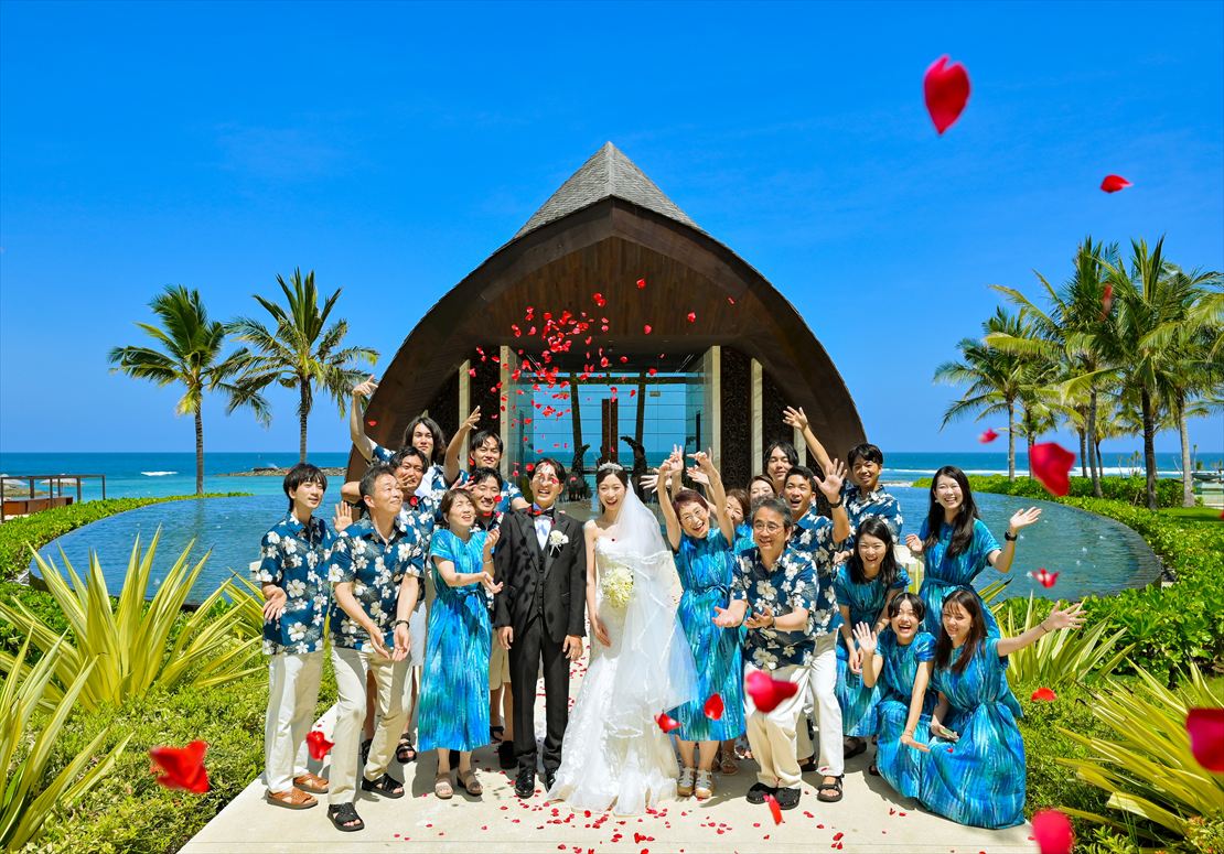Apurva Oceanfront Chapel Kempinski Bali Wedding (28)_R ケンピンスキ・バリ 挙式後フラワーシャワー集合写真