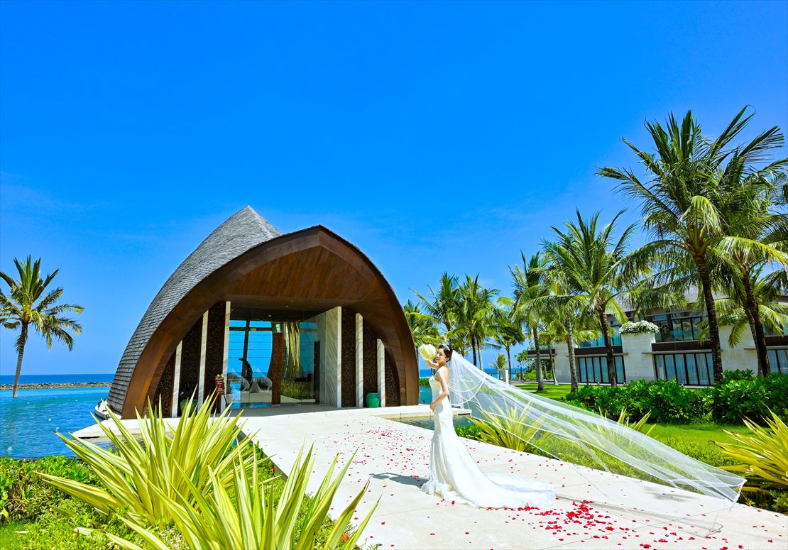 Apurva Oceanfront Chapel Kempinski Bali Wedding (29)_R アプルヴァ・オーシャンフロント・チャペル前ロングベール撮影