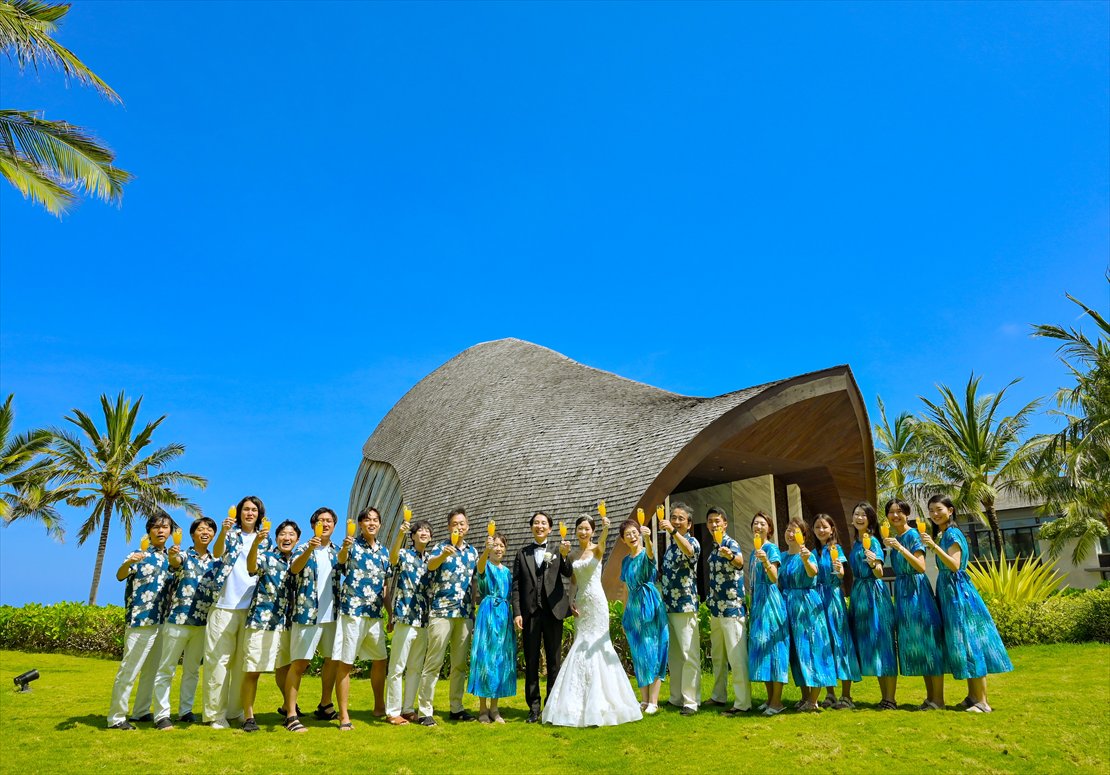 Apurva Oceanfront Chapel Kempinski Bali Wedding (30)_R ケンピンスキ・バリ挙式 オーシャンフロント・チャペル前ご参列者と乾杯シーン