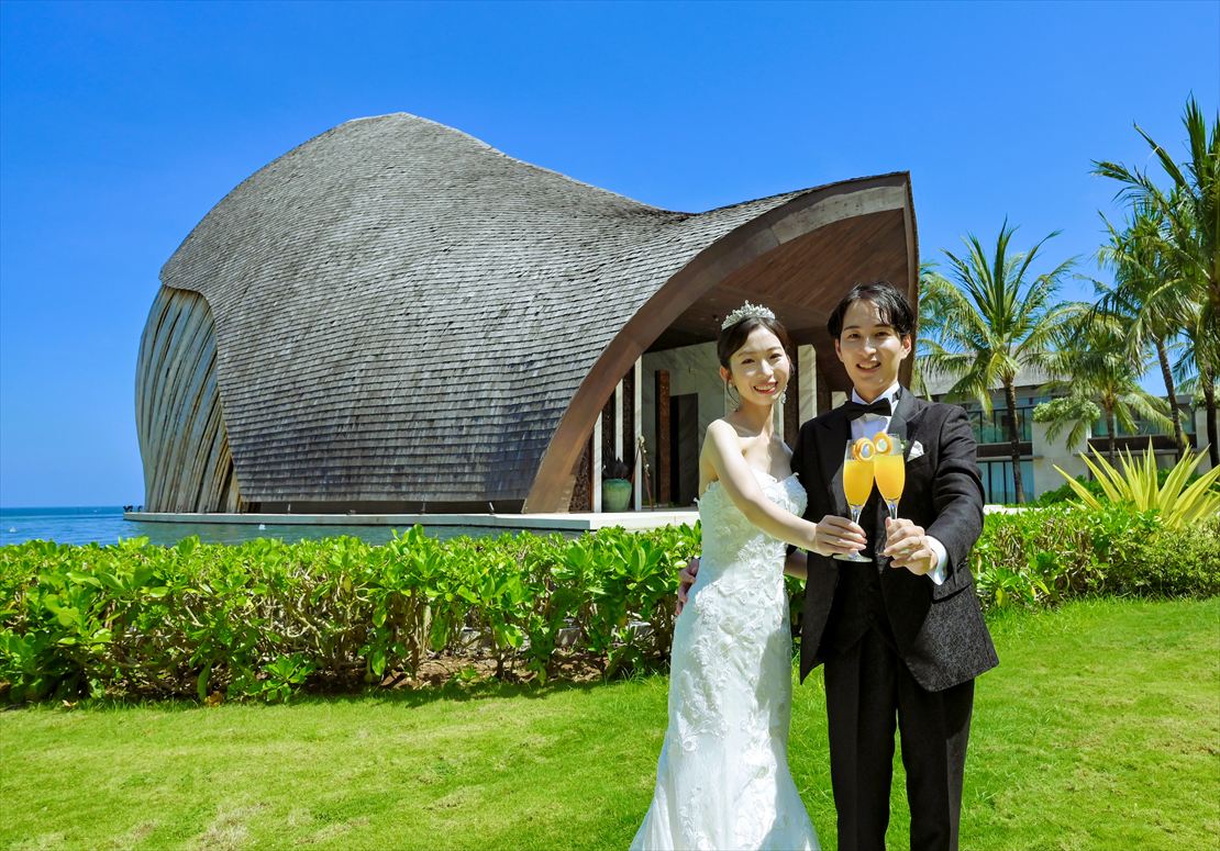 Apurva Oceanfront Chapel Kempinski Bali Wedding (31)_R ケンピンスキ・バリ結婚式 オーシャンフロント・チャペル前新郎新婦様乾杯シーン