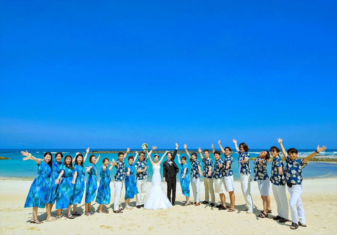 Apurva Oceanfront Chapel Kempinski Bali Wedding (32)_R ケンピンスキ・バリ・ウェディング アプルヴァ・チャペル前ビーチにて集合写真