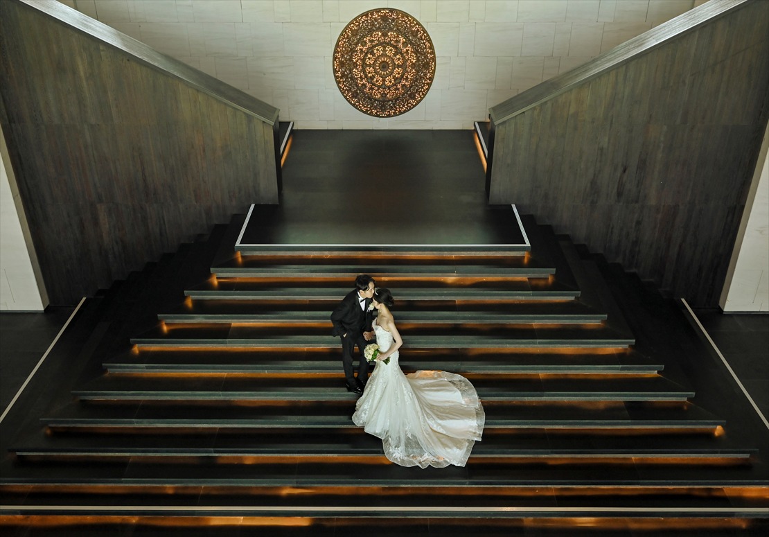 Apurva Oceanfront Chapel Kempinski Bali Wedding (40)_R ケンピンスキ・バリ挙式 ロビー下階段