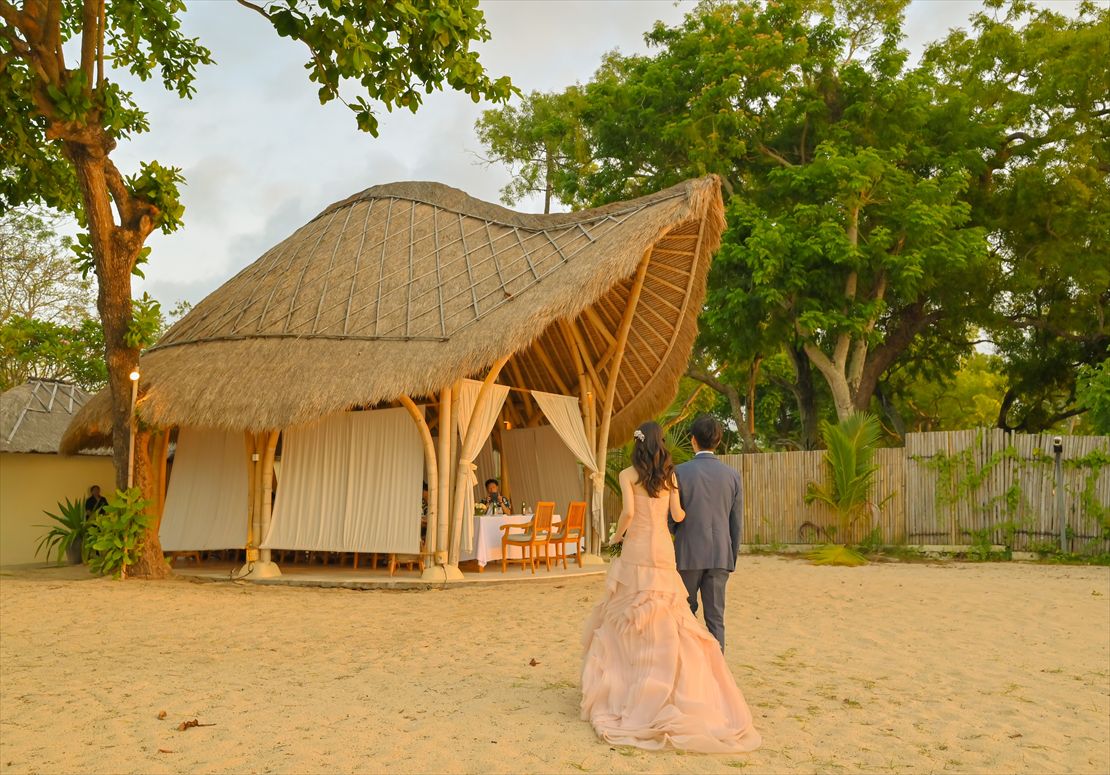 Belmond Jimbaran Bali Wedding (8)_R バリ島ウェディング・パーティー バンブー・パビリオン入場シーン