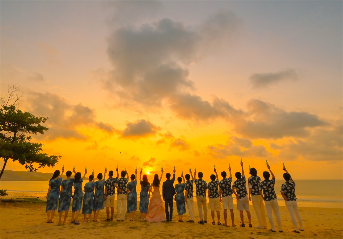Belmond Jimbaran Bali Wedding (9)_R バリ・ウェディング・パーティー ビーチにてサンセット乾杯シーン