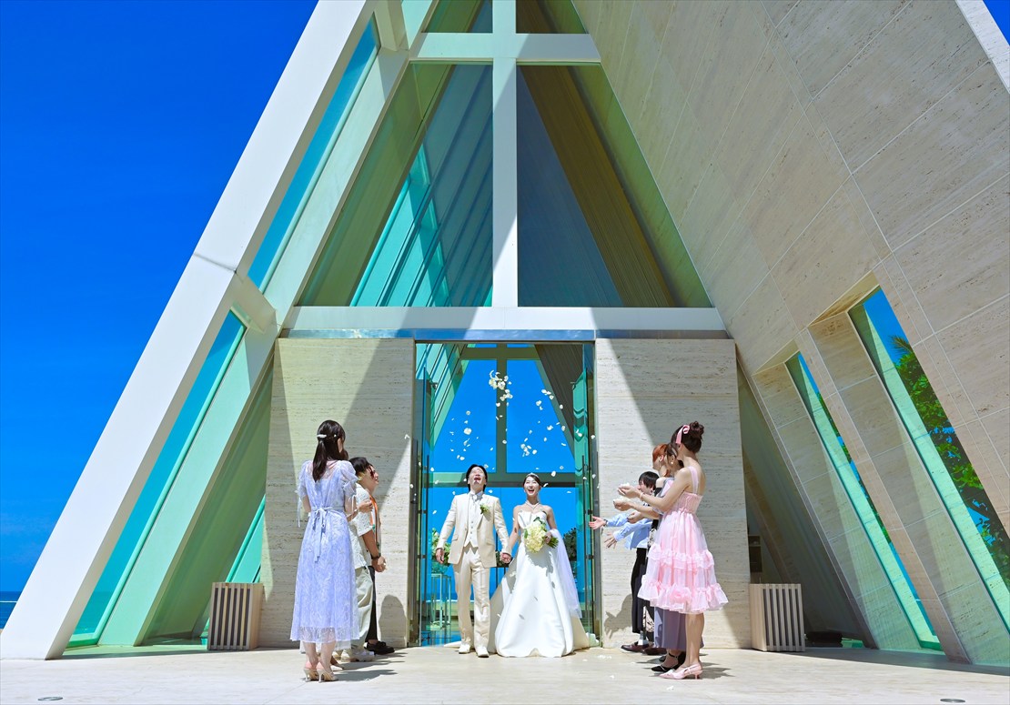 コンラッド・バリ挙式　インフィニティ・チャペル外 フラワーシャワー