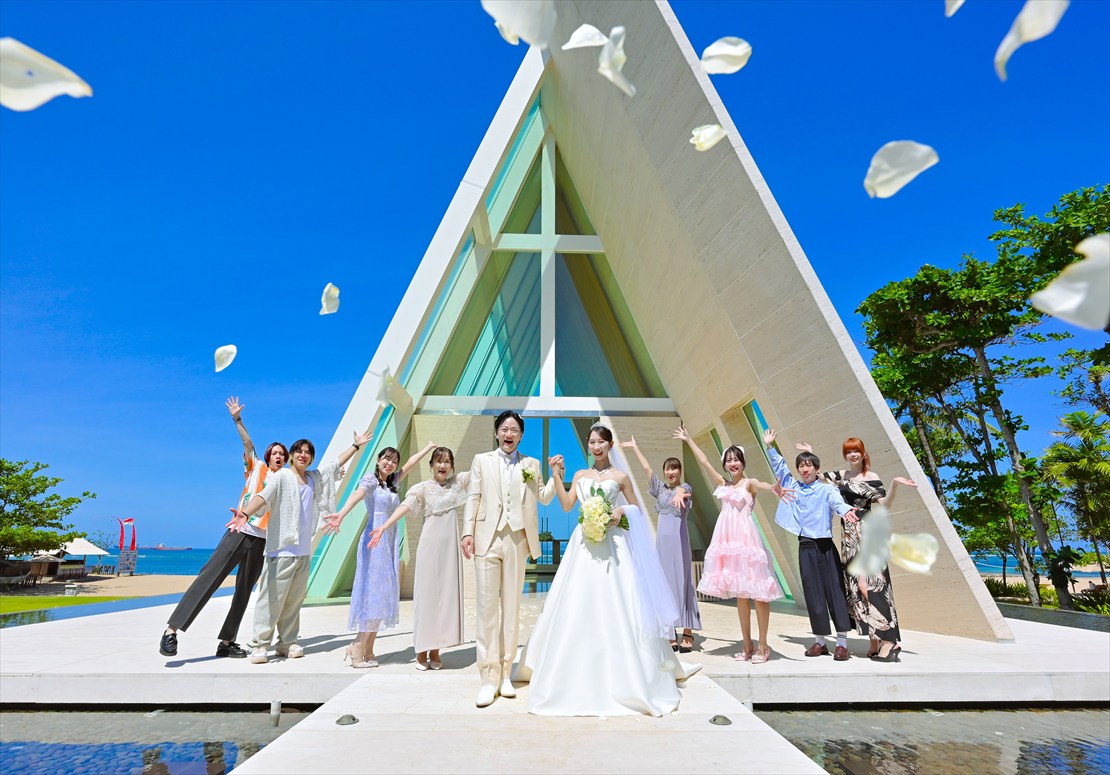 コンラッド・バリ・ウェディング　生花フラワーシャワー挙式後撮影