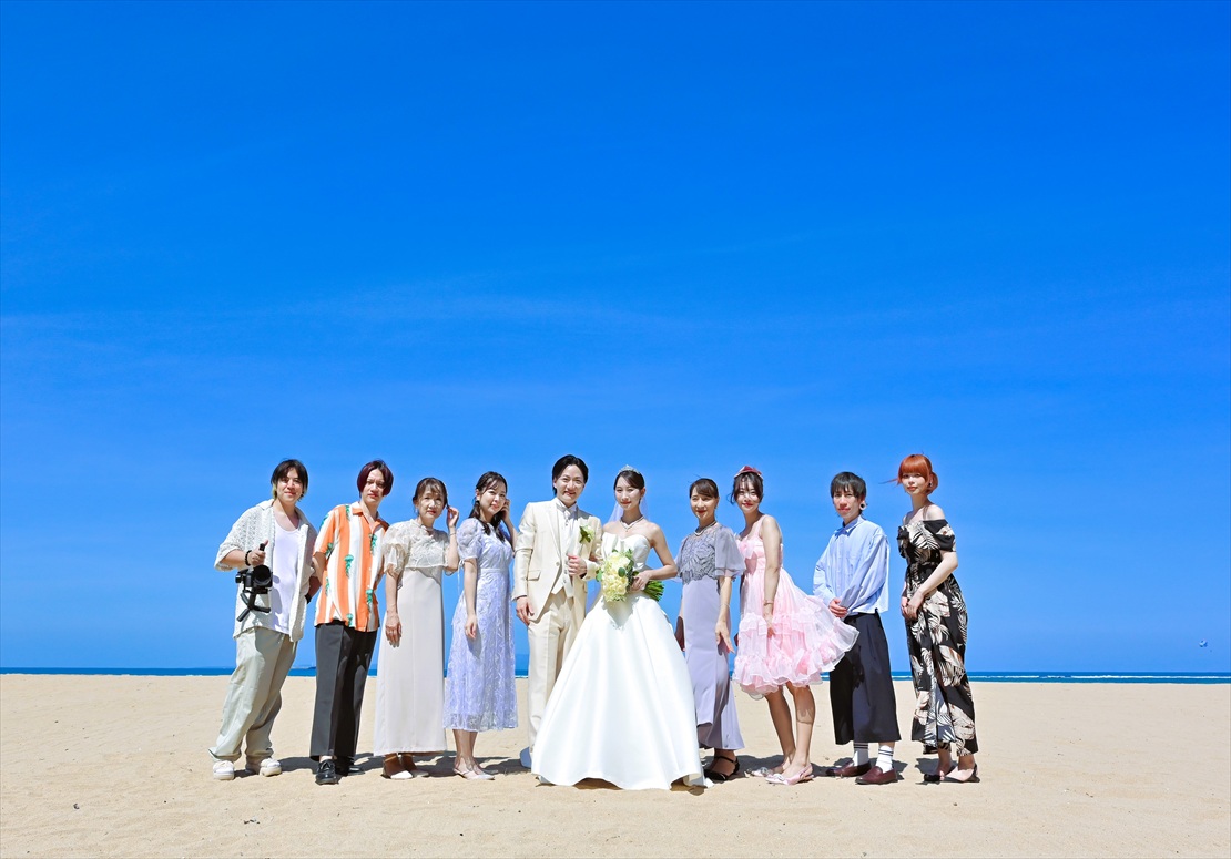 コンラッド・バリ挙式　インフィニティ・チャペル前ビーチ挙式後集合写真