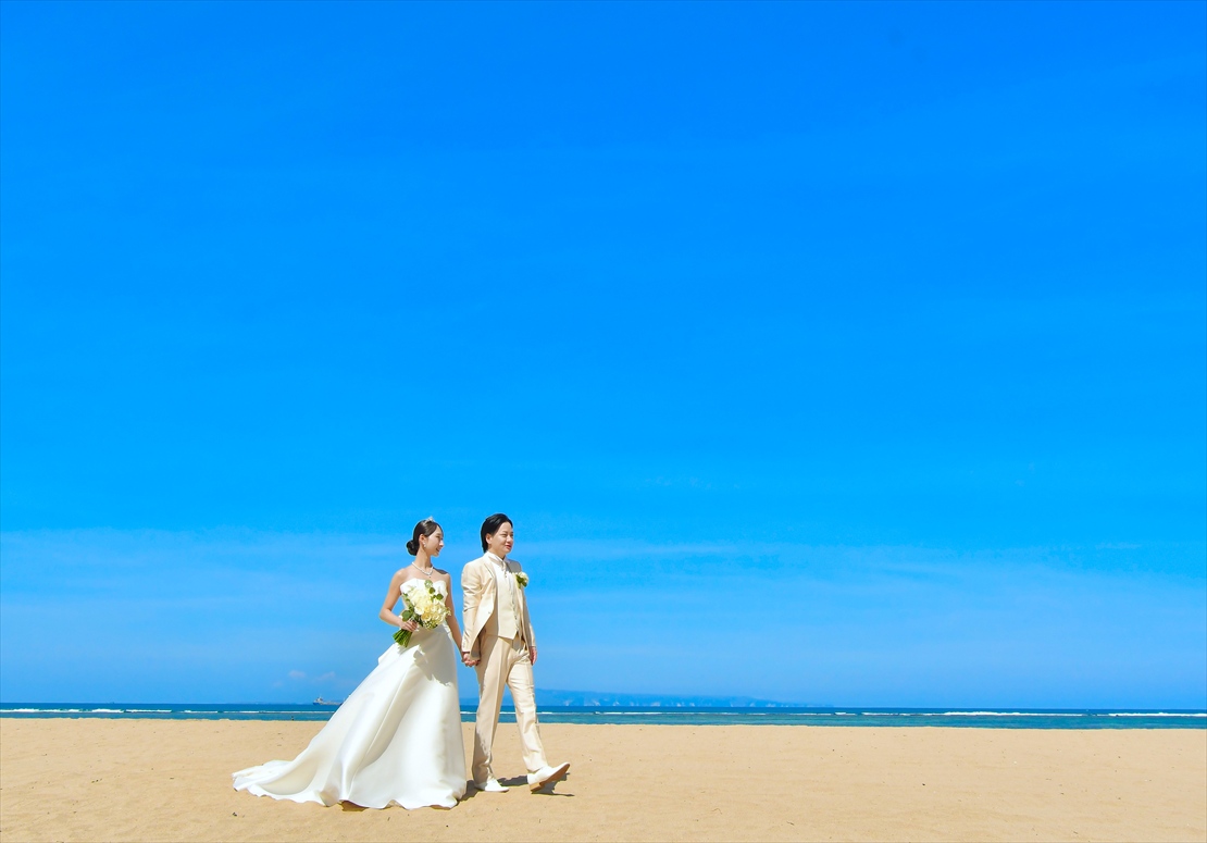 コンラッド・バリ・ウェディング　インフィニティ・チャペル前ビーチ挙式後撮影