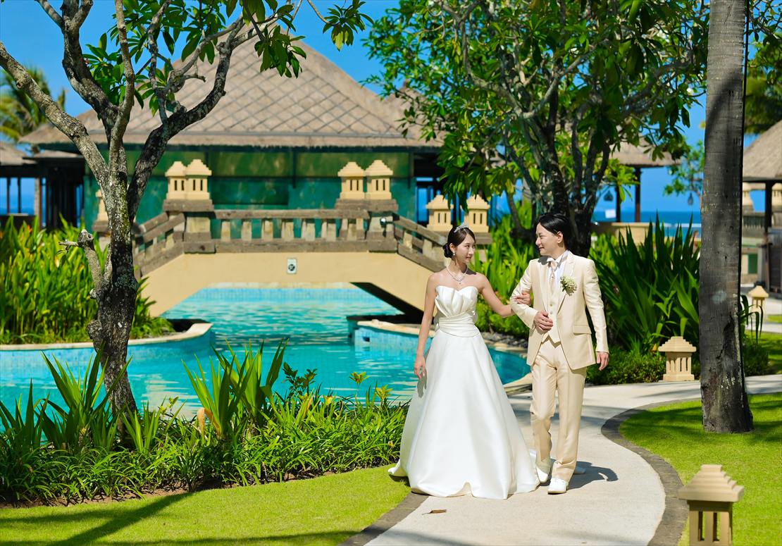 コンラッド・バリ・ウェディング　ラグーン・ガーデン挙式後撮影