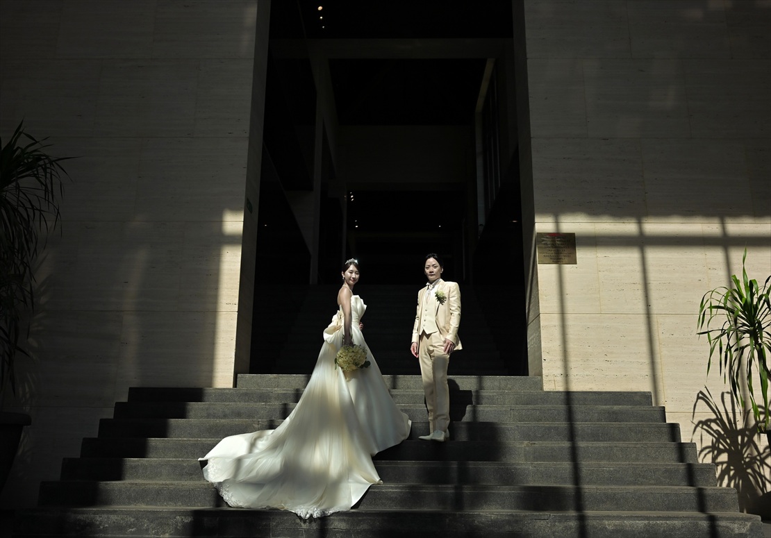 コンラッド・バリ挙式　ロビー下階段にて挙式後撮影