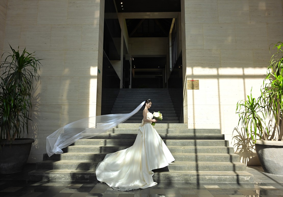 コンラッド・バリ結婚式　ロビー下階段 ロングベール撮影