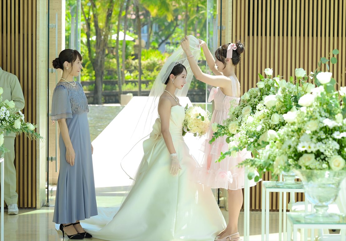 バリ島挙式　新婦様インフィニティ・チャペル内ベールダウン