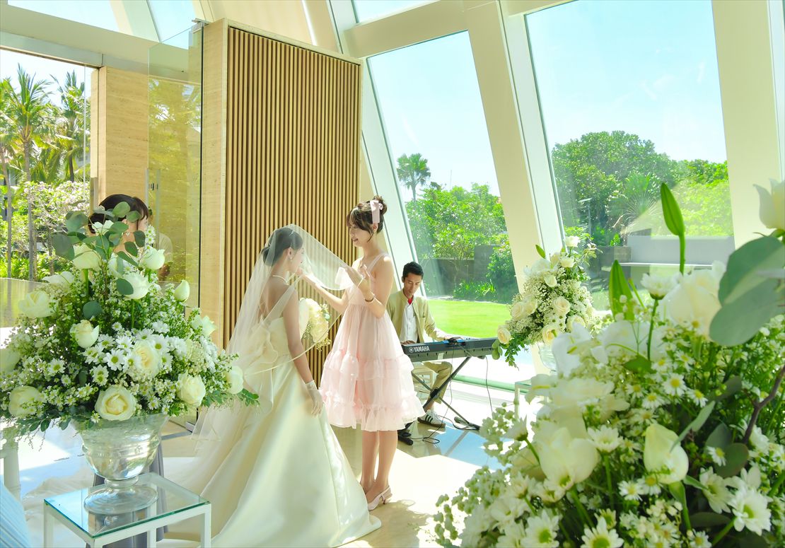 コンラッド・バリ・ウェディング　陽光が差し込むベールダウンシーン