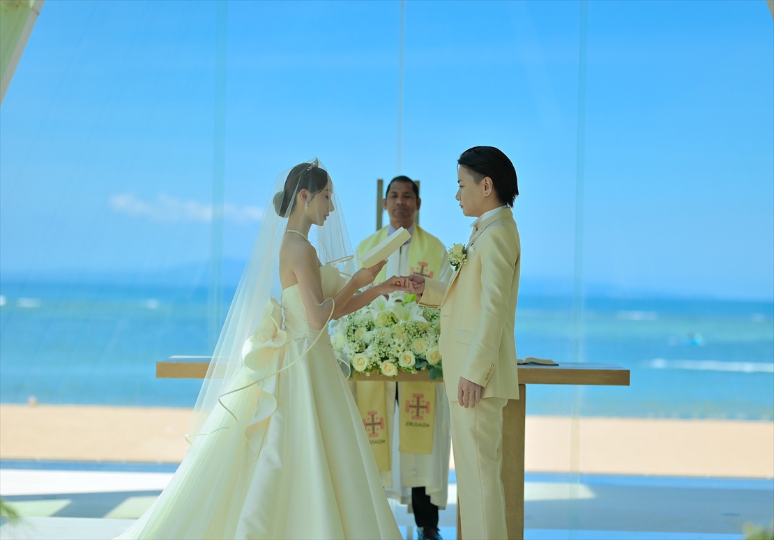 バリ島結婚式　祭壇越しにビーチが広がる挙式シーン