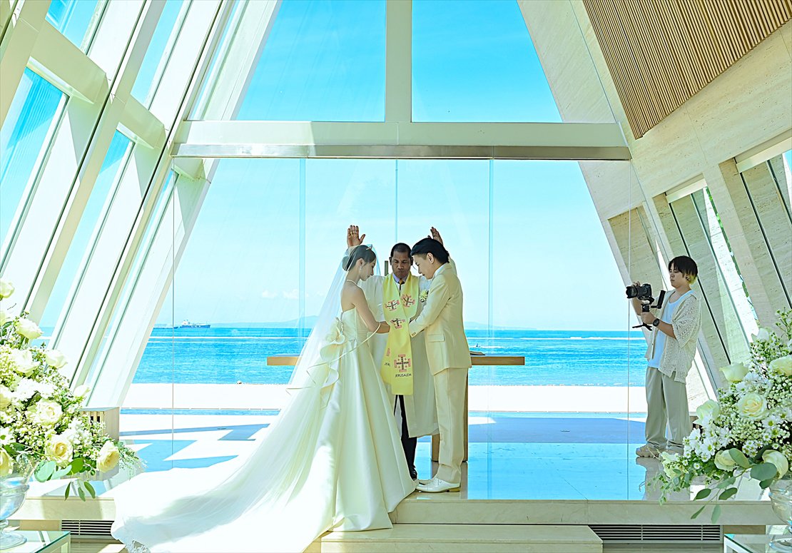 バリ島ウェディング　空と海を水平線まで望む挙式シーン
