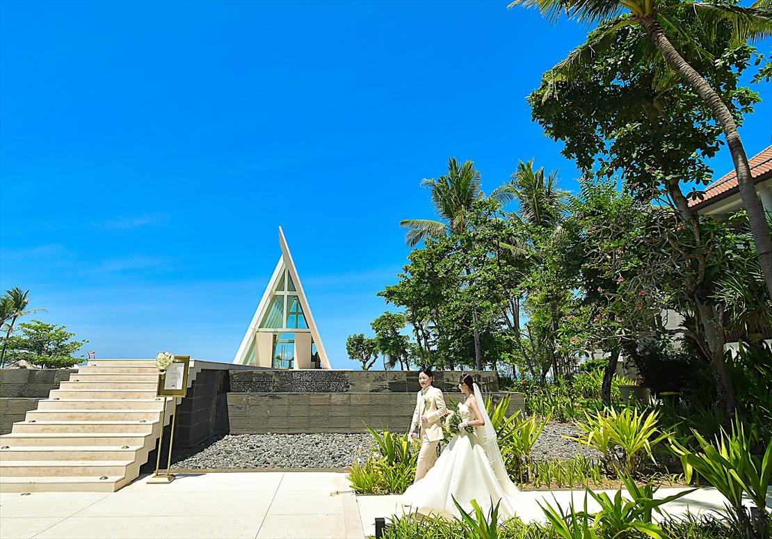 コンラッド・バリ結婚式　新郎新婦様ガーデンよりチャペル階段下へ