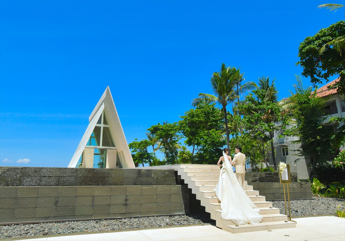 バリ島挙式　階段を上りインフィニティ・チャペルへ