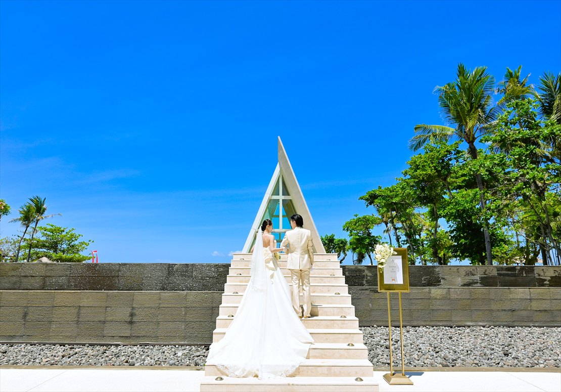 バリ島ウェディング　白亜の階段を上りチャペルロードヘ
