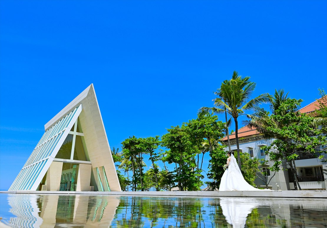 コンラッド・バリ・ウェディング　水面に新郎新婦様の入場シーンが反射する