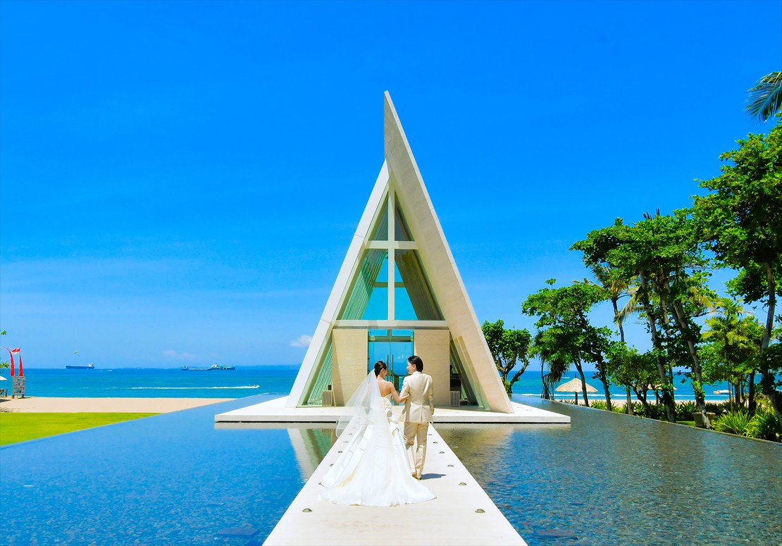 コンラッド・バリ挙式　22mの長さを誇るチャペルロード