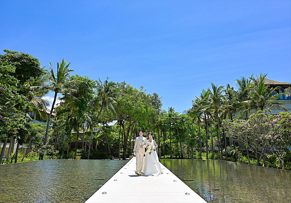 コンラッド・バリ結婚式　背後に緑豊かなガーデンを望む