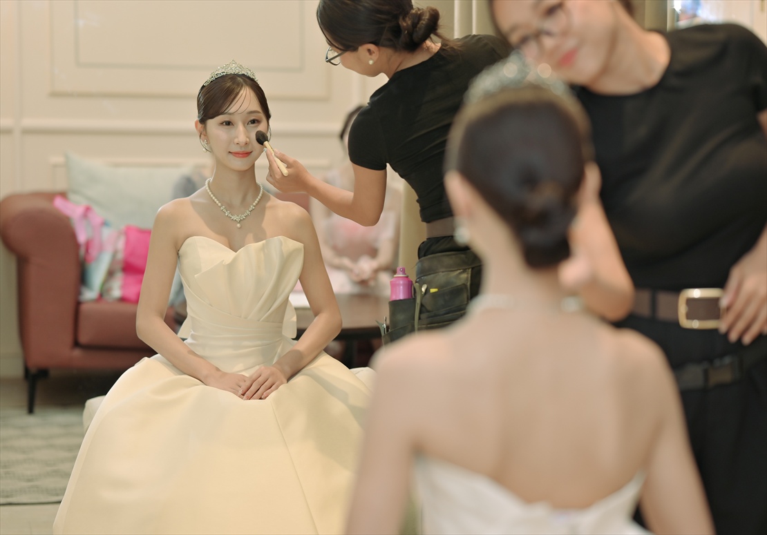 コンラッド・バリ結婚式　お支度部屋にてヘアメイク