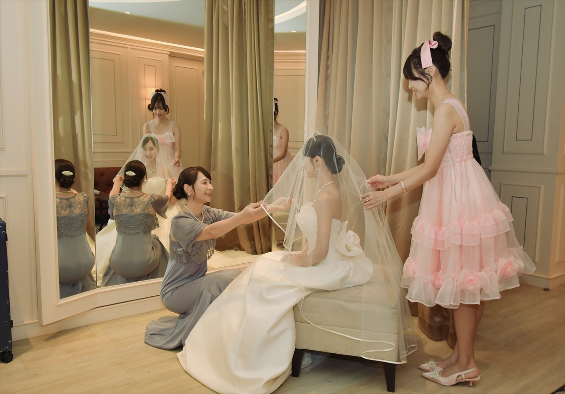 コンラッド・バリ挙式　お支度部屋ベールダウン