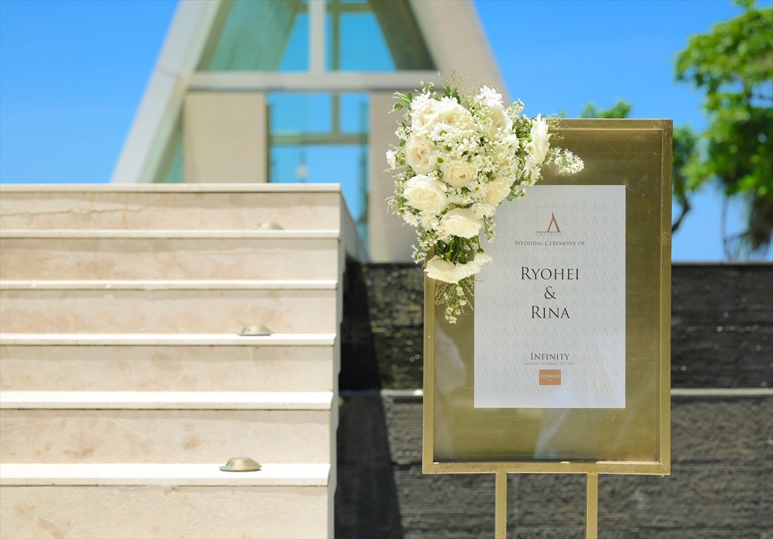 コンラッド・バリ挙式プラン：ウェルカムボード生花装飾