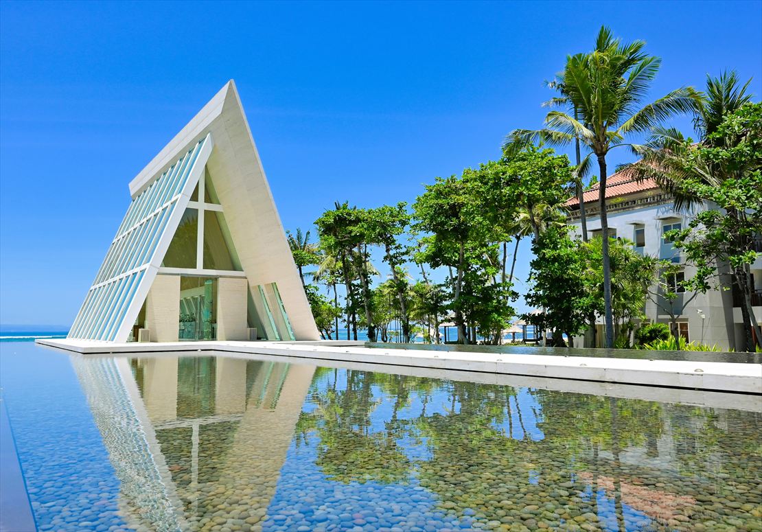 コンラッド・バリ結婚式　インフィニティ・チャペル・ウェディング　22mの長さを誇るチャペル外バージンロード