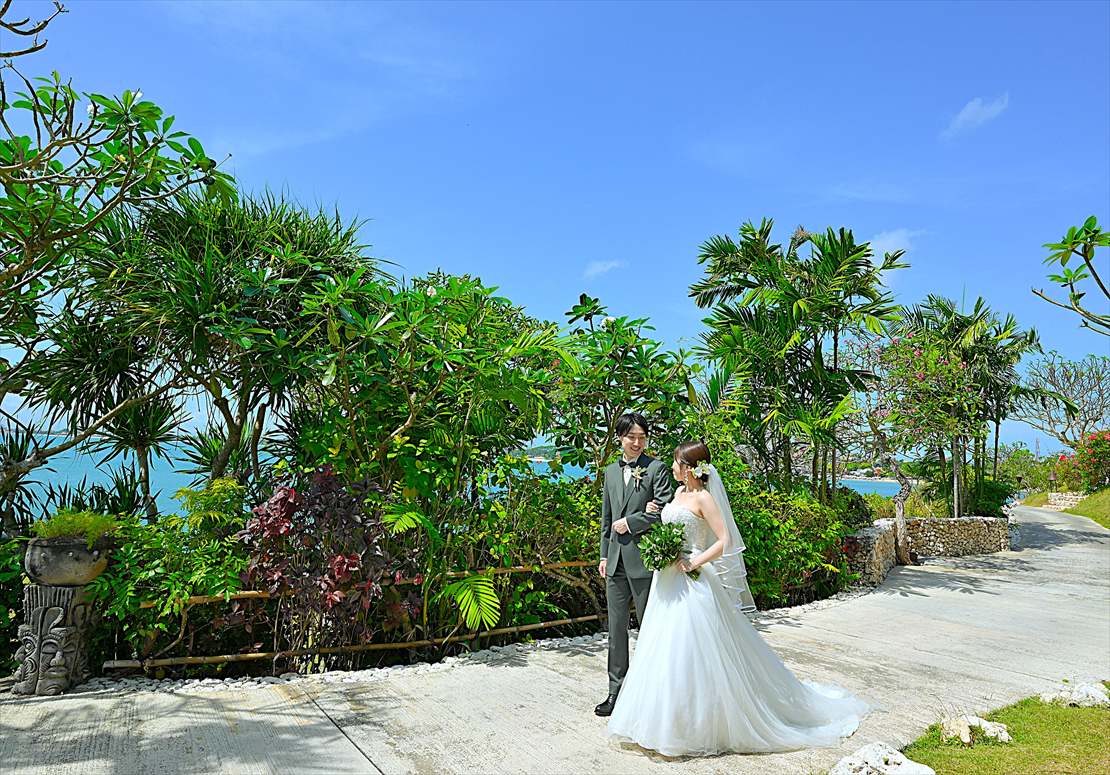 Four Seasons Bali Giri Jimbaran Garden Wedding (22)_R フォーシーズンズ・バリ・ウェディング 熱帯雨林が生い茂る挙式会場への道
