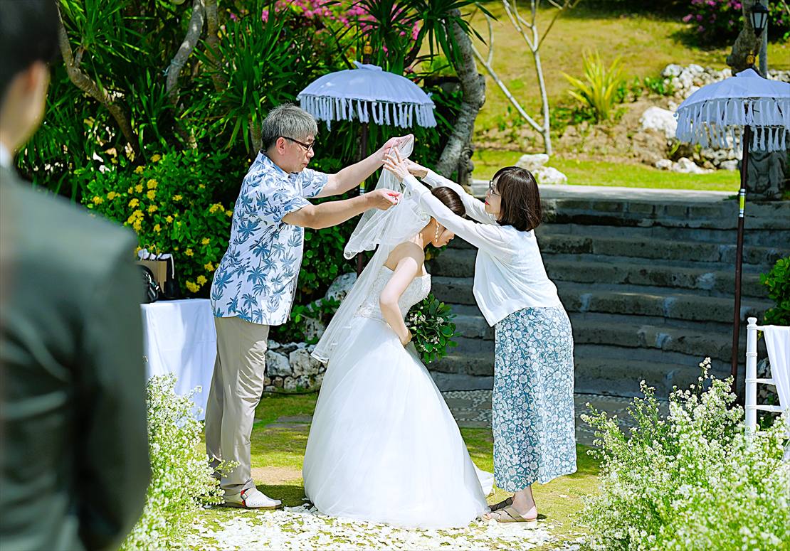 Four Seasons Bali Giri Jimbaran Garden Wedding (26)_R バリ島ウェディング 挙式会場前にてベールダウン