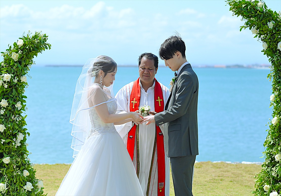 Four Seasons Bali Giri Jimbaran Garden Wedding (29)_R フォーシーズンズ・バリ・ウェディング 海が目の前に迫る挙式シーン