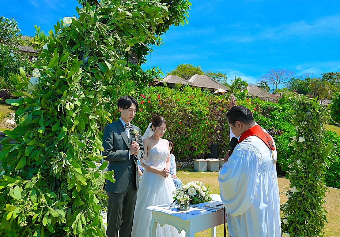 Four Seasons Bali Giri Jimbaran Garden Wedding (31)_R フォーシーズンズ・バリ結婚式 生花のウェディングアーチ挙式シーン