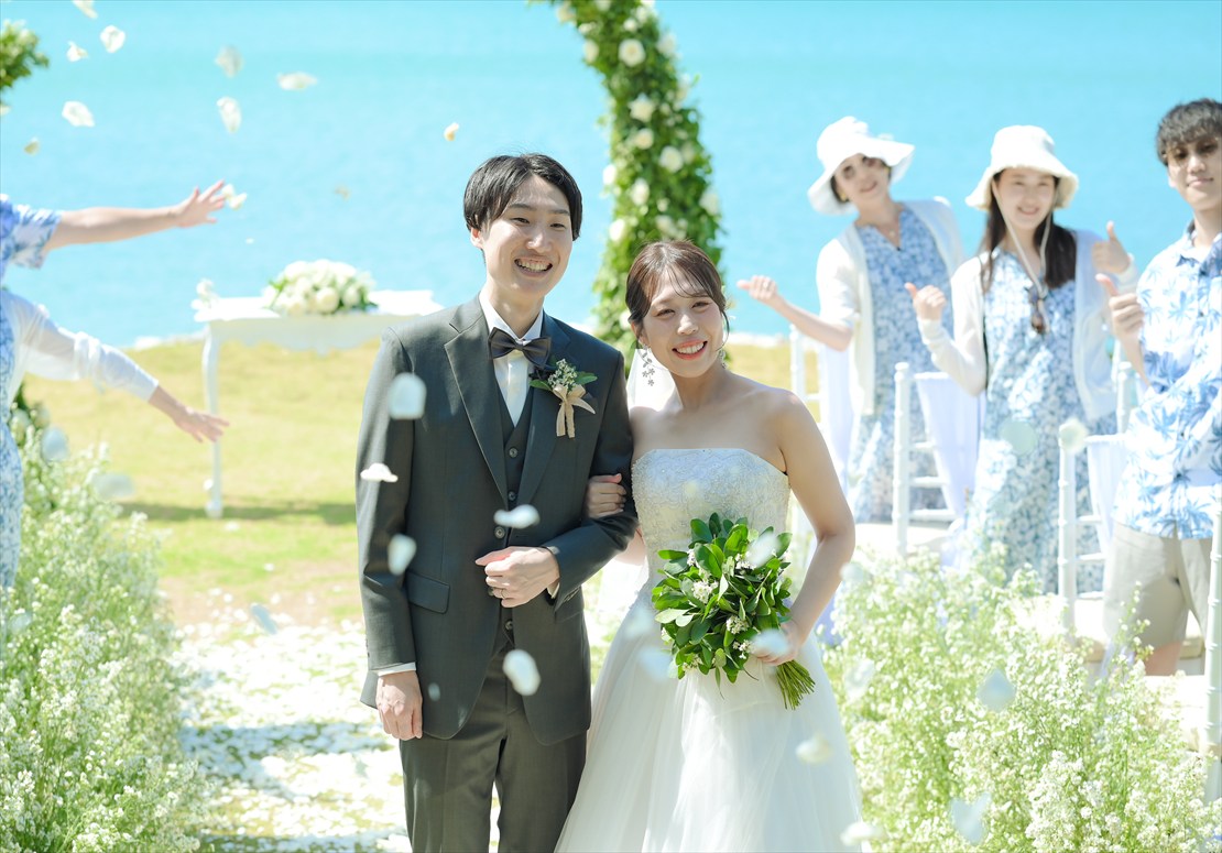 Four Seasons Bali Giri Jimbaran Garden Wedding (32)_R フォーシーズンズ・バリ・ウェディング 生花フラワーシャワー 挙式シーン