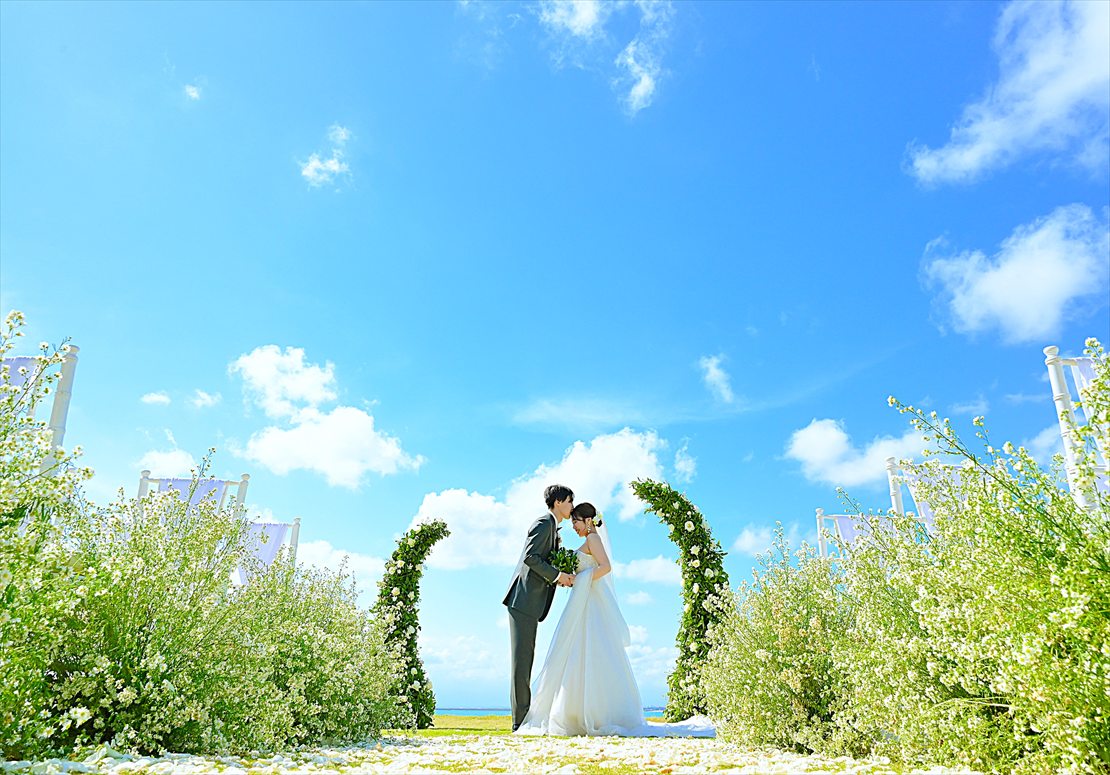 Four Seasons Bali Giri Jimbaran Garden Wedding (37)_R バリ島結婚式 生花アイルサイドフラワー挙式後撮影