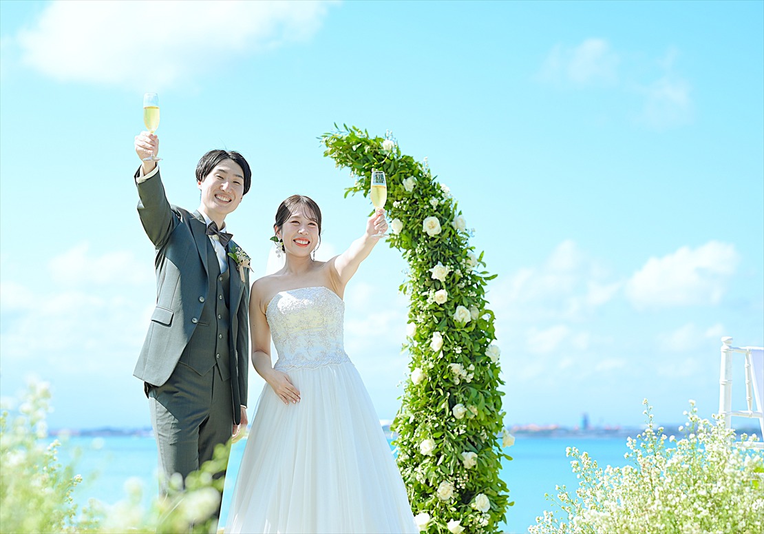 Four Seasons Bali Giri Jimbaran Garden Wedding (41)_R フォーシーズンズ・バリ挙式後 アーチにて乾杯