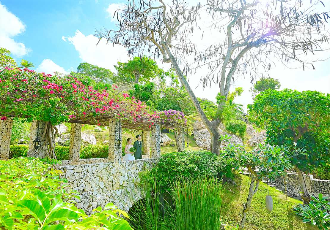Four Seasons Bali Giri Jimbaran Garden Wedding (42)_R フォーシーズンズ・バリ結婚式 花々が咲き乱れるブリッジ