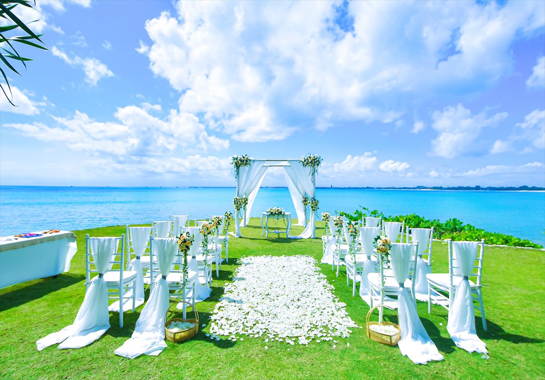 フォーシーズンズ・ギリ・ジンバラン挙式 ローズ＆グリーン生花装飾