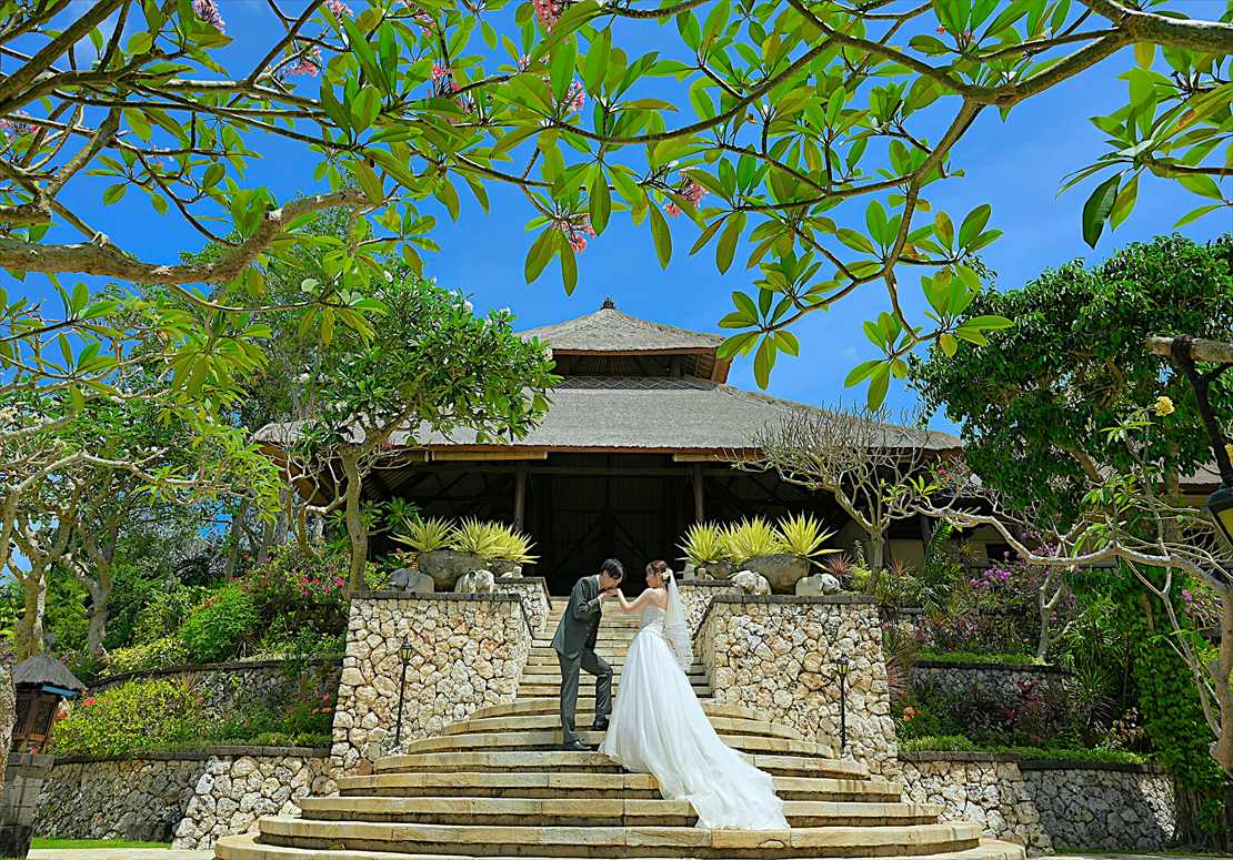 Four Seasons Bali Giri Jimbaran Garden Wedding (9)_R フォーシーズンズ・バリ・ウェディング ロビー下階段にて挙式前撮影