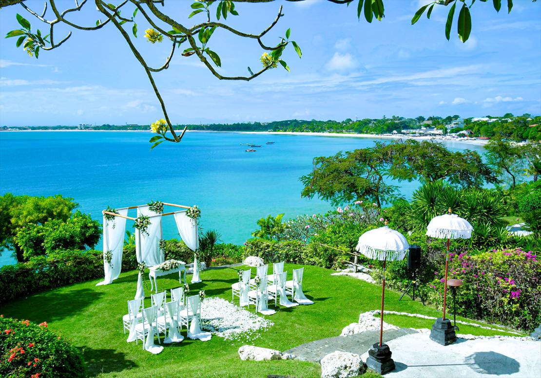 バリ島挙式　ジンバラン・ガーデン ローズ＆グリーン生花装飾