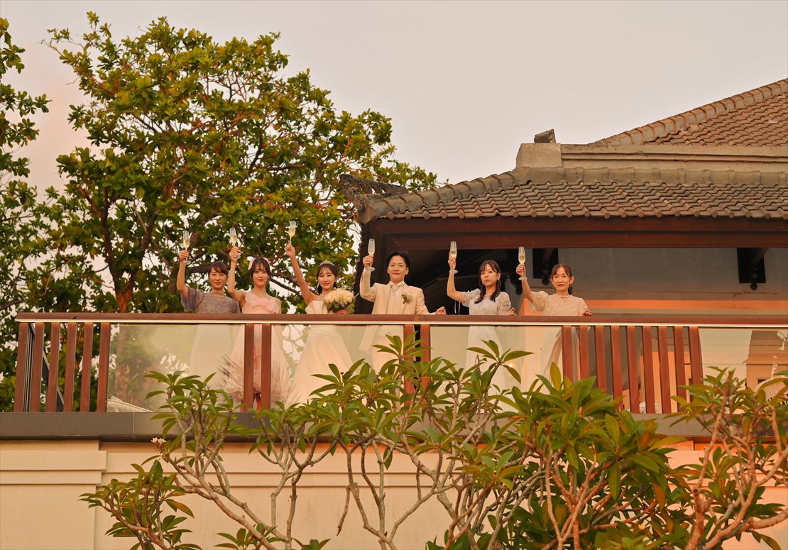 バリ島挙式　レストラン2階テラスの乾杯シーン