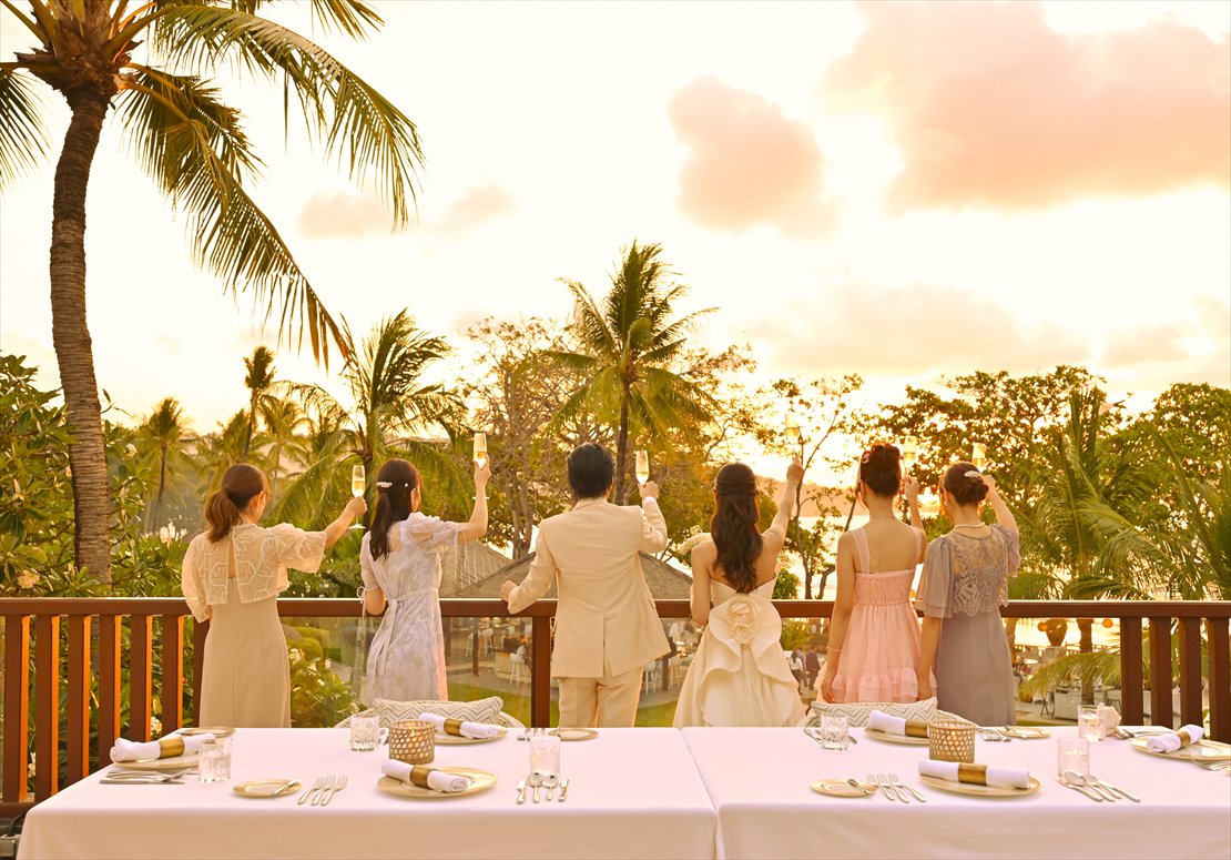 インターコンチネンタル・バリ結婚式　ビーチに沈む夕日を一望する