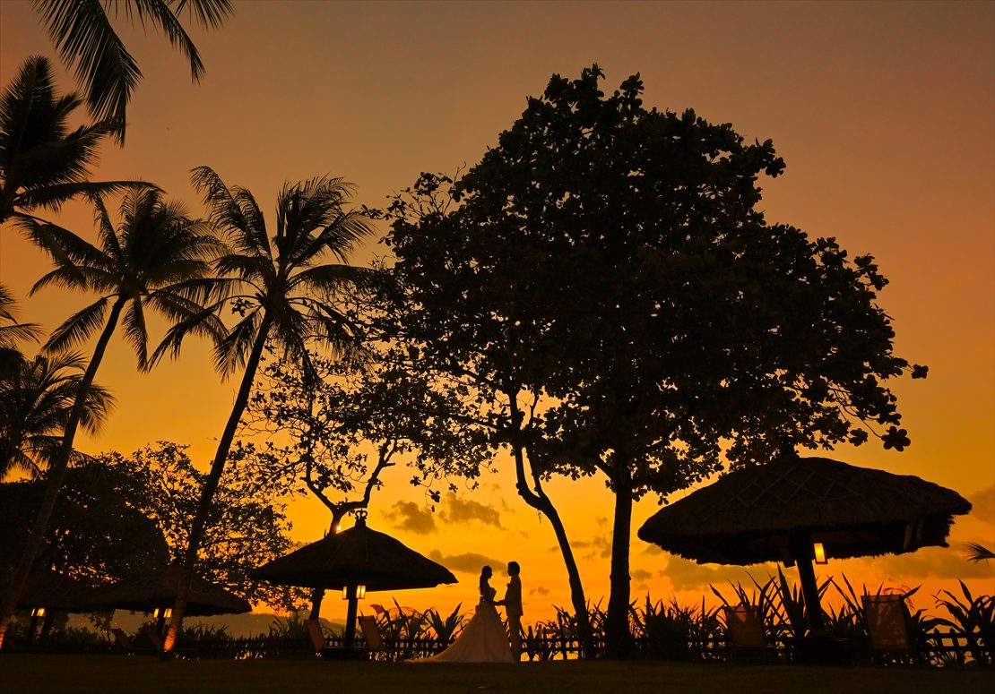 バリ島結婚式　黄金色に包まれるマジックアワー