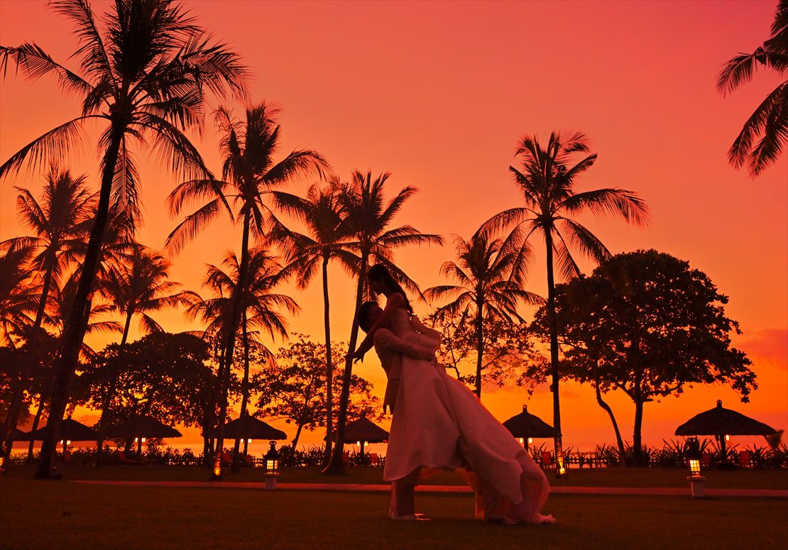 バリ島ウェディング　リゾート全体が真っ赤に染まる夕暮れ時