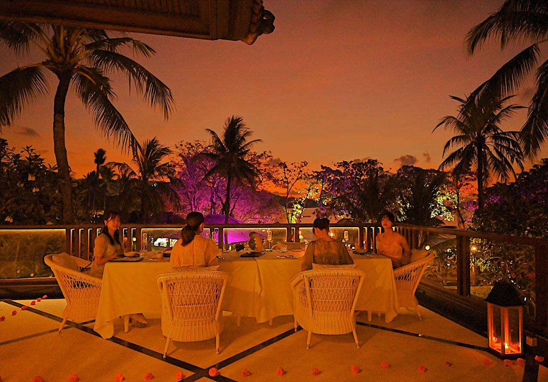 インターコンチネンタル・バリ挙式　ライトアップされたリゾートを望む