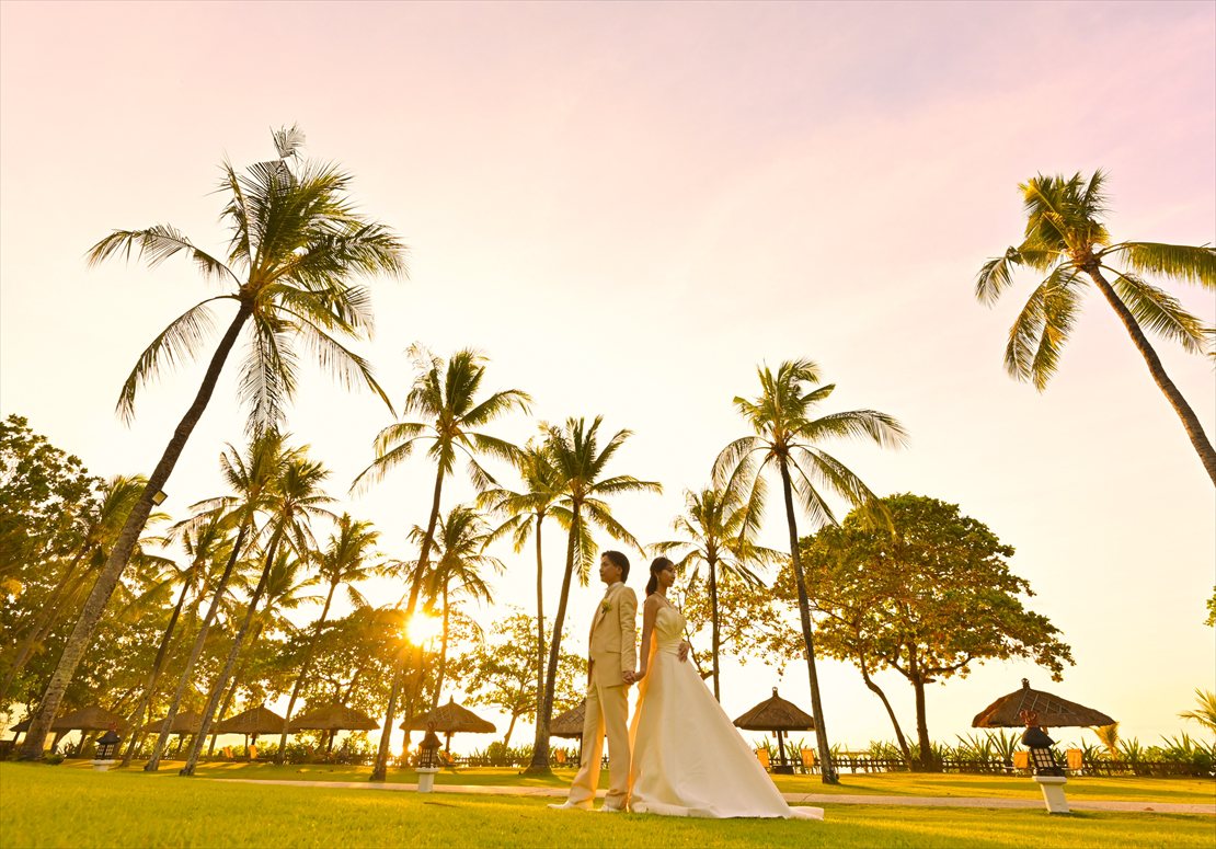 バリ島結婚式　椰子の木が生い茂るアルン・アルン・ガーデン