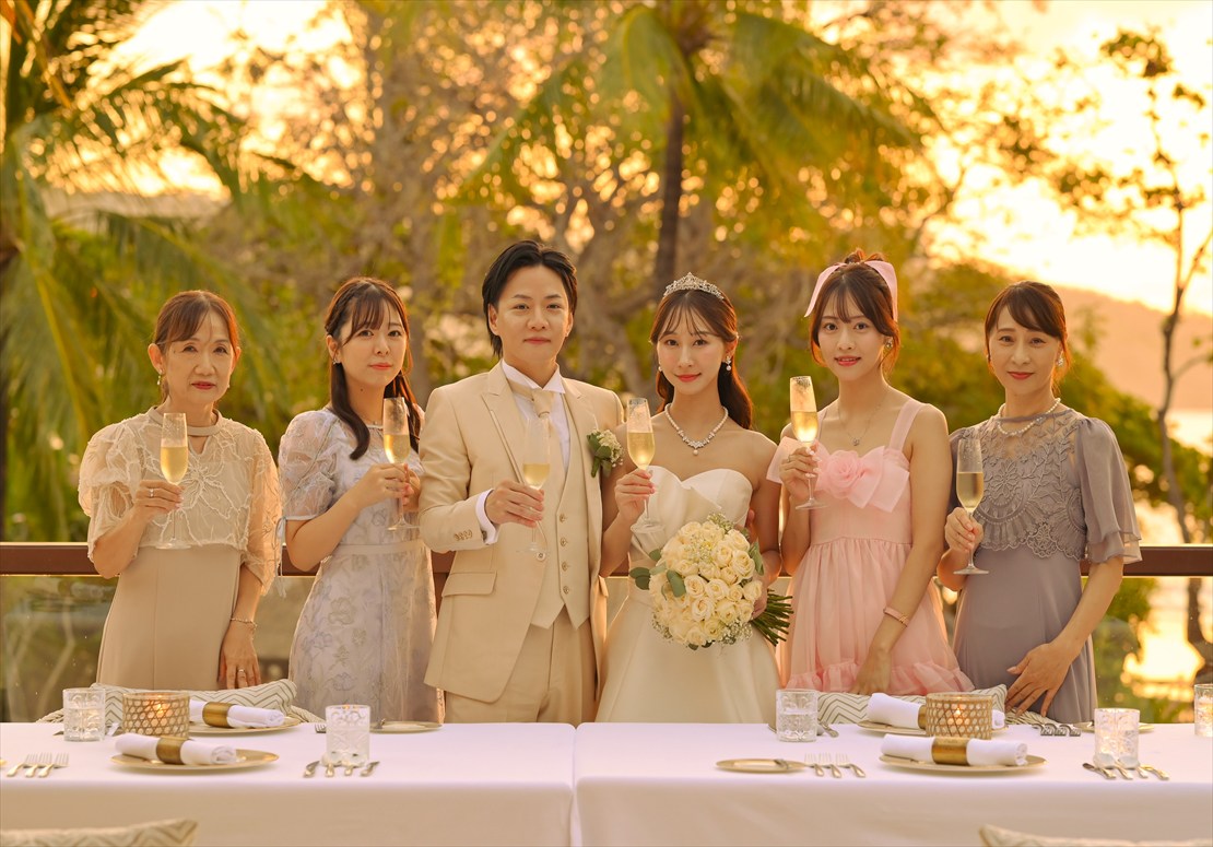 バリ島結婚式　夕日の陽光に包まれる乾杯シーン