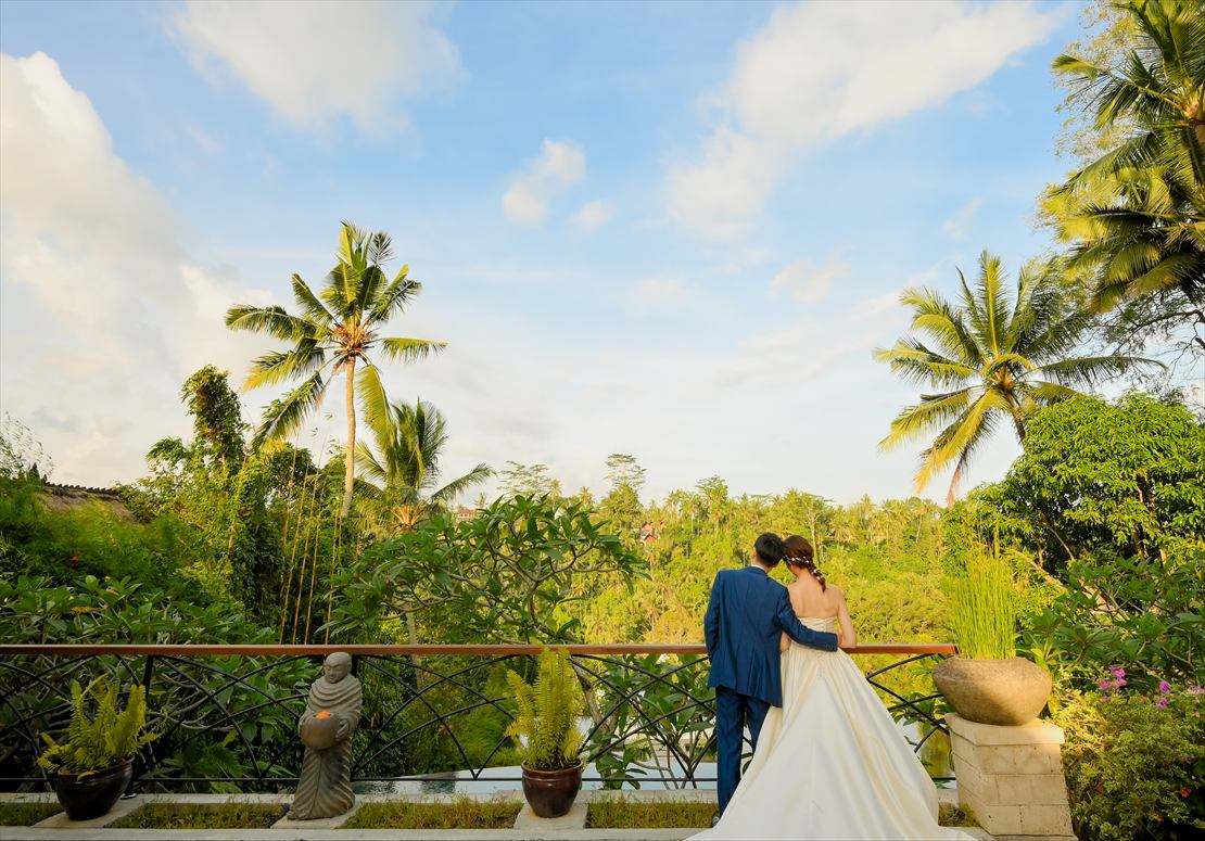 ジャンナタ・ウブド・バリ結婚式　テラスより暮行くジャングルを望む