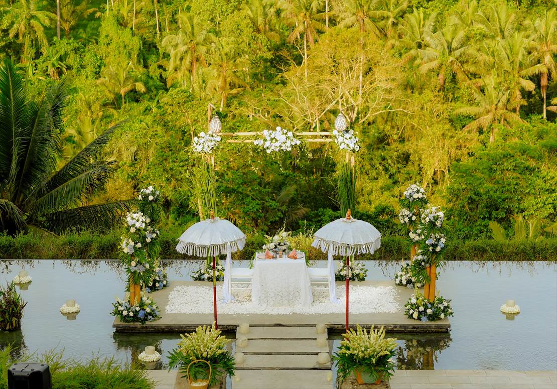 バリ島結婚式　ポンド上ロマンティックディナー