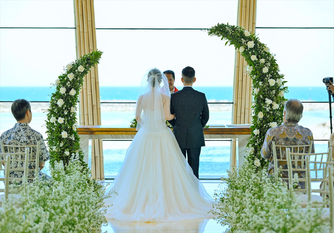 ケンピンスキ・バリ結婚式　祭壇越しに水平線を望む挙式シーン